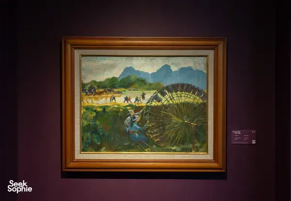 Lukisan lanskap besar berbingkai yang dipamerkan di Museum Seni Quang San di Ho Chi Minh City