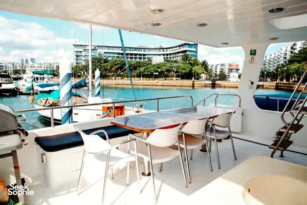 4-Hr Large 57Ft Yacht to Lazarus Island | Great For Teams & Parties!