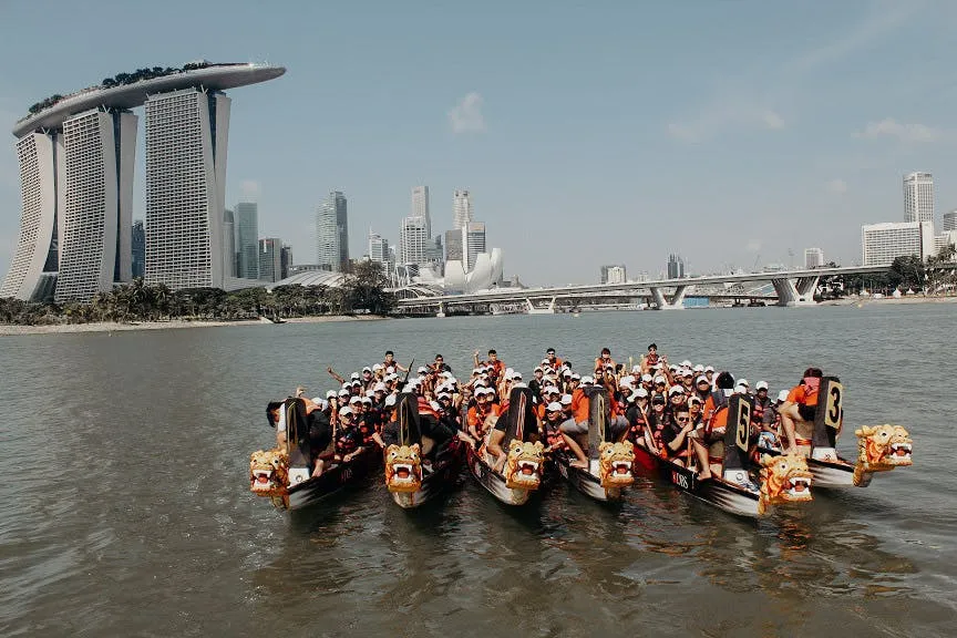 Nggak ada yang lebih ikonik dari perahu naga di latar langit MBS!