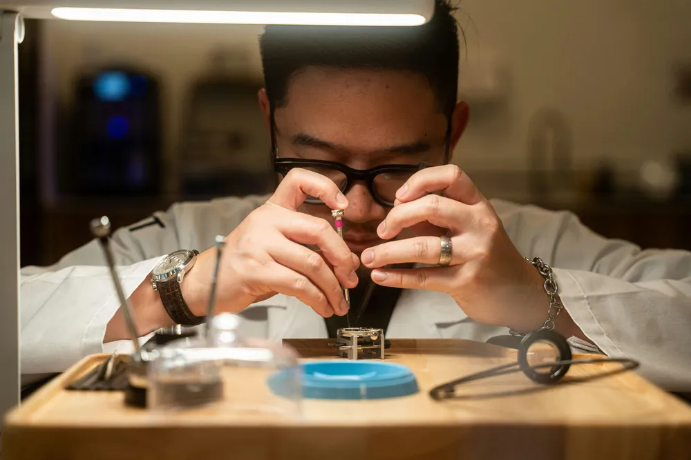 Pelajari seni pembuatan jam dari master pembuat jam