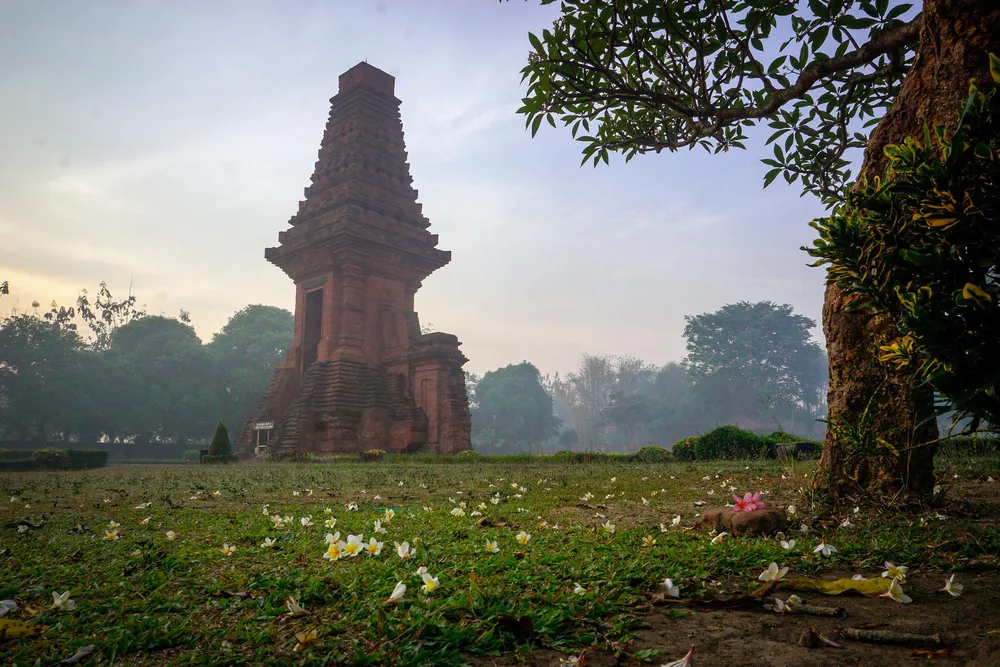 Bajang Ratu, the elegant paduraksa-style gate by Ivuvisual 