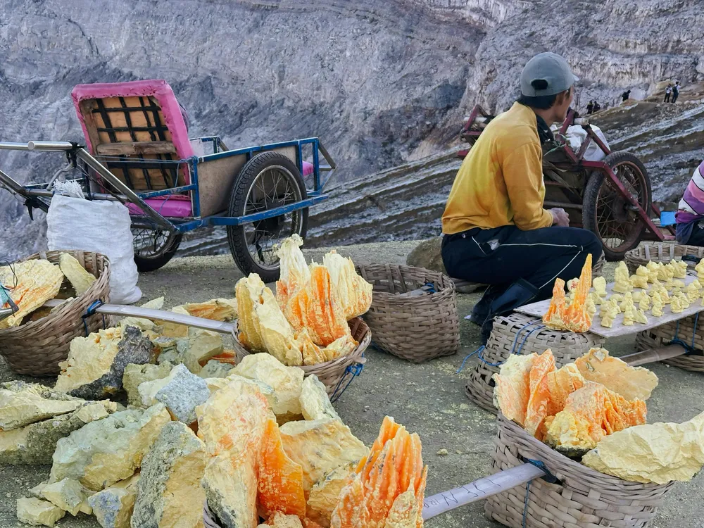 Sulfur vs souvenir carvings