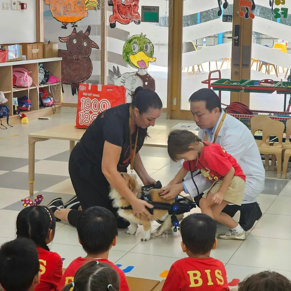 Elizabeth at a local school, teaching kids how to care for dogs!