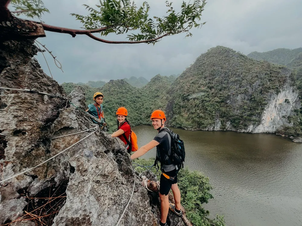 Cat Ba 是一个世界级的攀岩胜地。快来试试吧！