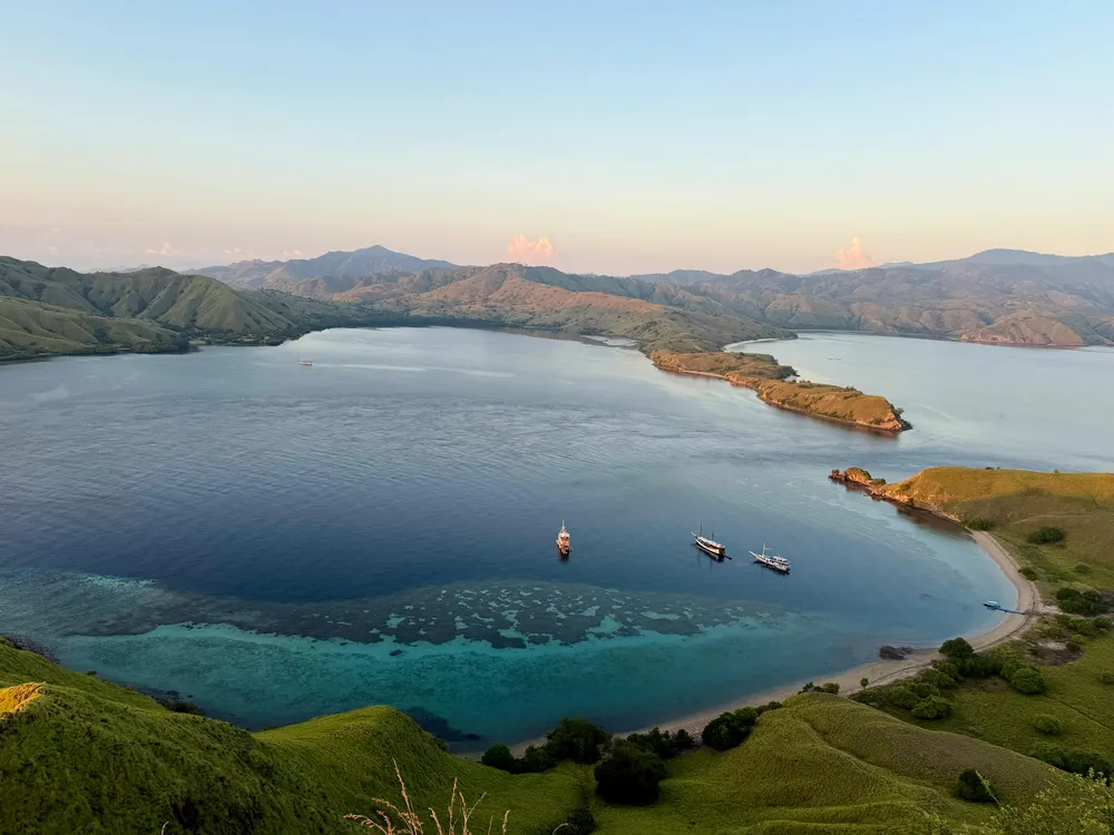 April hingga November umumnya punya cuaca kering dan langit cerah di Komodo