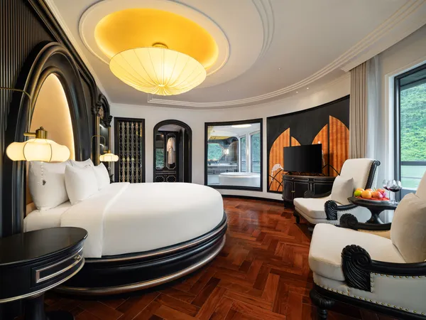 VIP Suite Bow View ( Second deck - Private balcony & Sea-view Jacuzzi )
