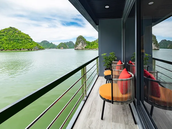 Family Triple Suite Room ( Second deck - Private balcony & Sea-view bathtub )