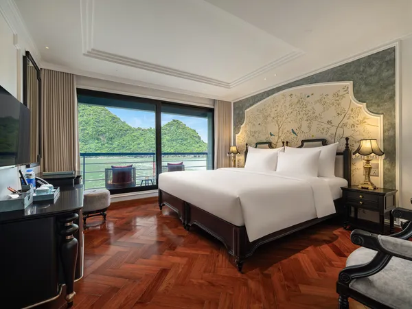 Senior Suite Room ( Second deck - Private balcony & Sea-view bathtub )