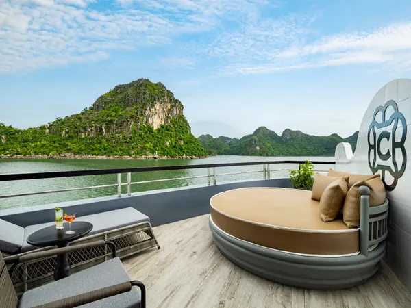 VIP Suite Bow View ( Second deck - Private balcony & Sea-view Jacuzzi )