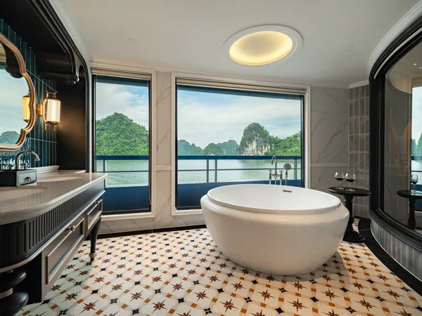 VIP Suite Bow View ( Second deck - Private balcony & Sea-view Jacuzzi )