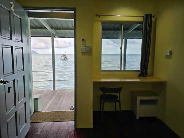 Bilik banglo air di Semporna dengan pintu terbuka dan dek kayu menghadap laut untuk penginapan 2 hari 1 malam Bigfin Divers