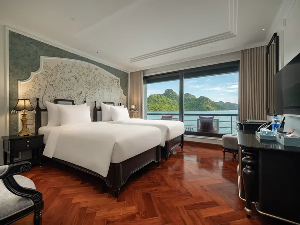 Senior Suite Room ( Second deck - Private balcony & Sea-view bathtub )