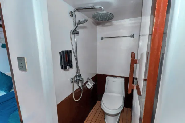 Deluxe Cabin - Ensuite Bathroom