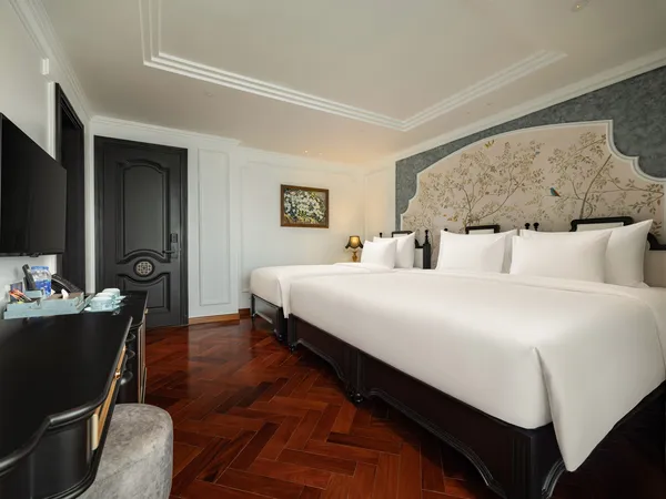 Family Triple Suite Room ( Second deck - Private balcony & Sea-view bathtub )