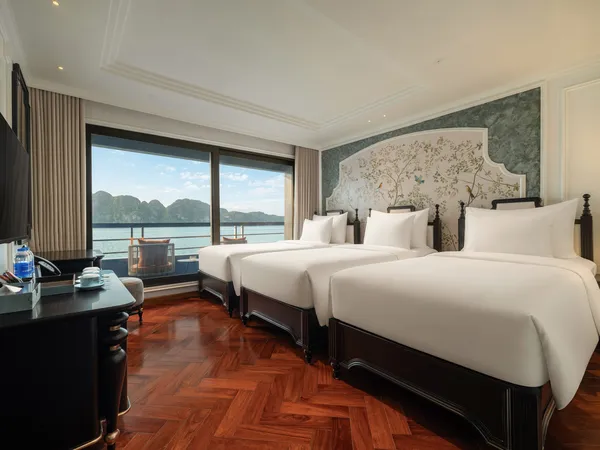 Family Triple Suite Room ( Second deck - Private balcony & Sea-view bathtub )