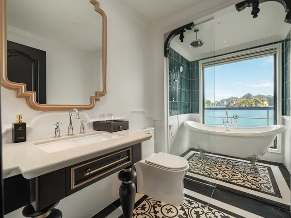Senior Suite Room ( Second deck - Private balcony & Sea-view bathtub )