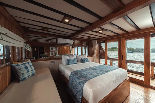 Suite Katil Queen dengan Balkoni Peribadi di Geladak Utama (Bilik 1)