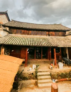 大理古老陶艺村的庭院,传统瓦顶与工作坊门面,拍摄于「探索更多」一日游中