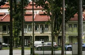 Deretan fasad toko bergaya kolonial di sepanjang Jalan Besar, dengan mobil terparkir dan pepohonan tinggi, dalam tur jalan kaki Hidden Heritage di Singapura — hidden gems Singapura