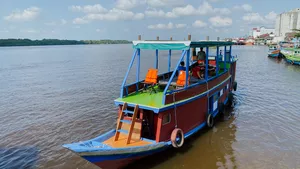Sister Tour small boat cruise in Tanjung Puting, viewed from the stern as the vessel heads out from Pangkalan Bun