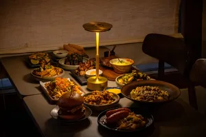 bar koktail intim The Artisan Event di Singapura, dengan hidangan pembuka dan sajian dalam suasana temaram untuk pengalaman bersantap privat di Singapura
