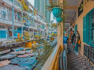 由当地人带领,在胡志明市狭窄小巷中骑行,穿过阳台、晾衣绳和色彩缤纷的庭院,旅人一路同行