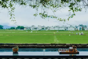 Set teh sarapan di teres dengan pemandangan kawasan ladang Dali, berhampiran Linden Centre di Pekan Lama Xizhou