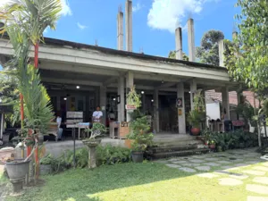 Five Arts Studio courtyard in Desa Keliki, a traditional Balinese artist village, with visitors seated for art sessions in Ubud