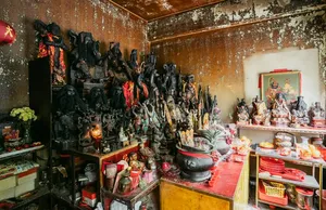 Interior toko yang penuh dengan figurina, mangkuk, dan lilin di dekat Jalan Besar, dijelajahi bersama Hidden Heritage di Singapura — hidden gems Singapura