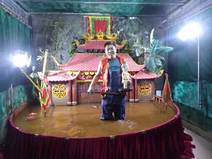 在河内一场私享演出中,Bamboo Life 的木偶艺人在水上舞台表演越南传统水上木偶戏