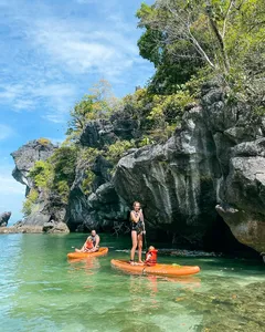 兰卡威丹绒鲁外海的岩石小海湾里,立式桨板轻轻滑行,四周是陡峭的石灰岩峭壁