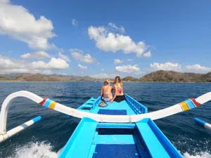 Dari dek bot, para pengembara duduk menghadap ufuk sambil merentasi perairan terbuka menuju Secret Gilis di luar pantai Lombok untuk pengalaman snorkeling peribadi