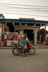 Pengendara motor menunggu di luar kedai kopi Vietnam di Hoi An, diabadikan saat singgah di jalan dalam tur berpemandu