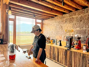 Seeker Yunnan Coffee Estate workshop in Lijiang, a host preparing specialty coffee beside brewing equipment and glass carafes
