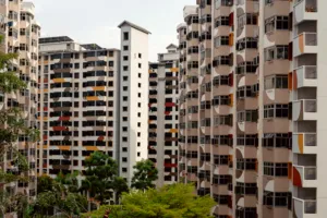 Menghadap deretan flat sewa HDB berwarna pastel di Singapura, tempat Hidden Heritage menyingkap kisah-kisah tersembunyi — permata tersembunyi Singapura