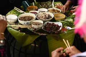 Hidangan kongsi ala masyarakat pribumi dengan pelbagai juadah dan alas daun di Xishuangbanna, disajikan dalam perjalanan budaya teh