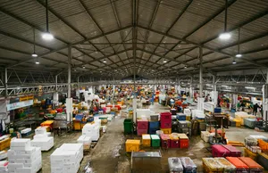Balai pasar gudang indoor yang luas di pelabuhan Jurong, Singapura, dipenuhi barang dalam kotak dan kios—permata tersembunyi Singapura