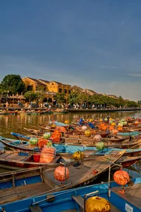 搭乘传统船只,在会安河上开启日落桨板之旅,沿途经过古镇河畔建筑,由 Hoi An Kayak Tour 带领