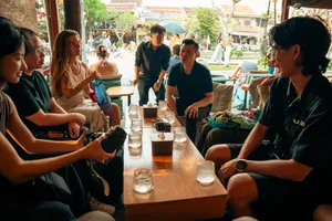 在越南会安一处隐秘庭院里，鸡尾酒之旅的客人围坐在灯笼映照的桌旁，桌上摆着几杯小酒