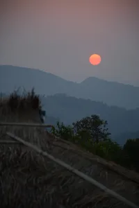 Matahari terbenam di banjaran gunung berkabus di Xishuangbanna, Yunnan, menghadap landskap teh purba dalam perjalanan 3 hari