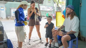 在 Jackfruit Adventure 单车日活动中,旅行团在胡志明市向街头摊贩品尝新鲜的越南饮品
