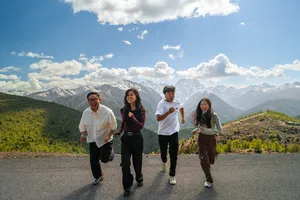 Travellers walking along a ridge above Shangri-La’s mountain landscape, enjoying clear views during a 6-day Loop with a Tibetan guide