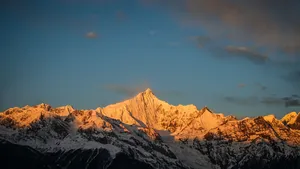 Glowing mountain peaks at sunrise near Shangri-La, capturing the dramatic highland landscape on a 6-day trek loop