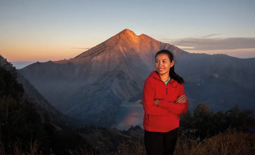 Mereka bilang perempuan nggak bisa naik Gunung Rinjani. Tapi dia tetap melakukannya.